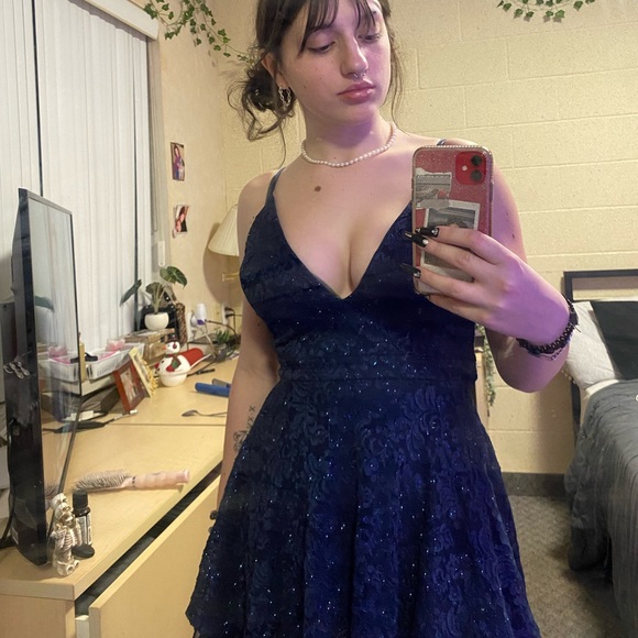 Le Chateau Dress - Picture 2 of 4